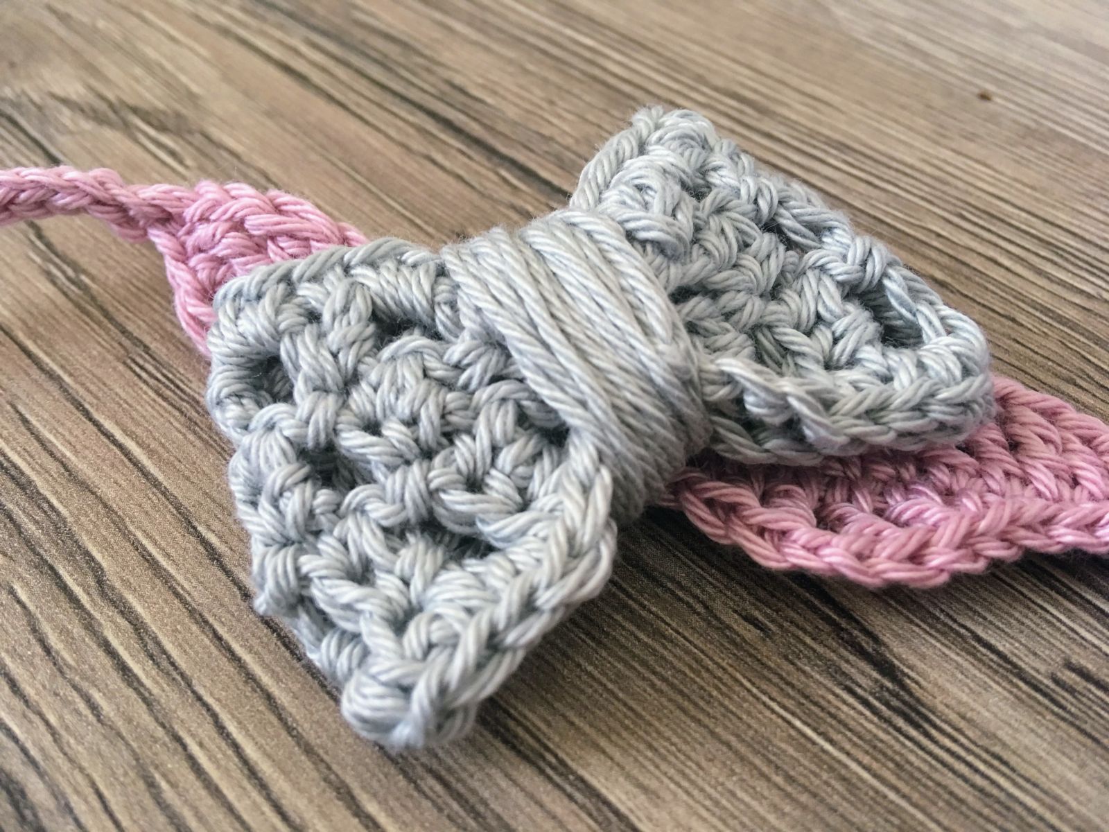 Blog-Inhaltsbild für 'Haarband Mia, kostenlose Häkelanleitung'