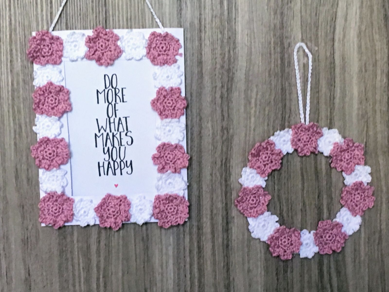 Blog-Inhaltsbild für 'Blumiger Bilderrahmen, kostenlose Häkelanleitung'