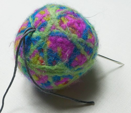 Blog-Inhaltsbild für 'Ganz einfach aus Wollresten: Spielball für Katzen'