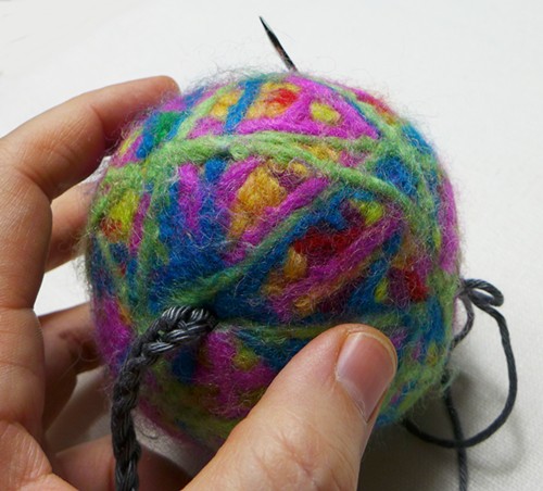 Blog-Inhaltsbild für 'Ganz einfach aus Wollresten: Spielball für Katzen'