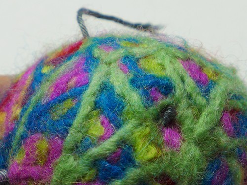 Blog-Inhaltsbild für 'Ganz einfach aus Wollresten: Spielball für Katzen'