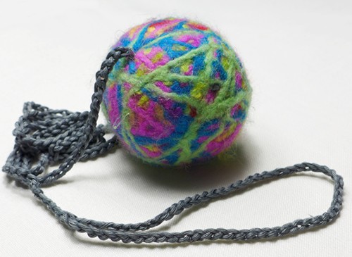 Blog-Inhaltsbild für 'Ganz einfach aus Wollresten: Spielball für Katzen'