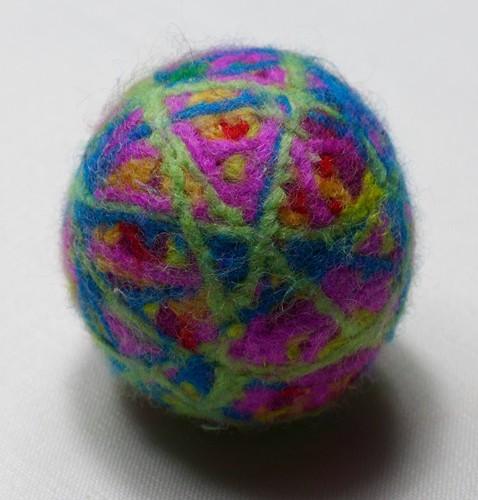 Blog-Inhaltsbild für 'Ganz einfach aus Wollresten: Spielball für Katzen'