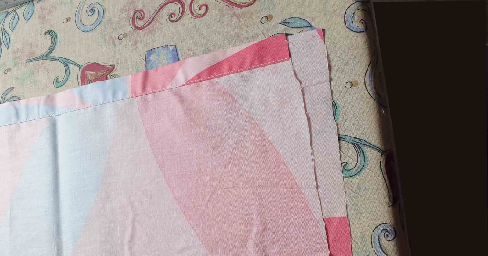 Der umgenähte Rand der kurzen Stoffseite ist zu sehen.