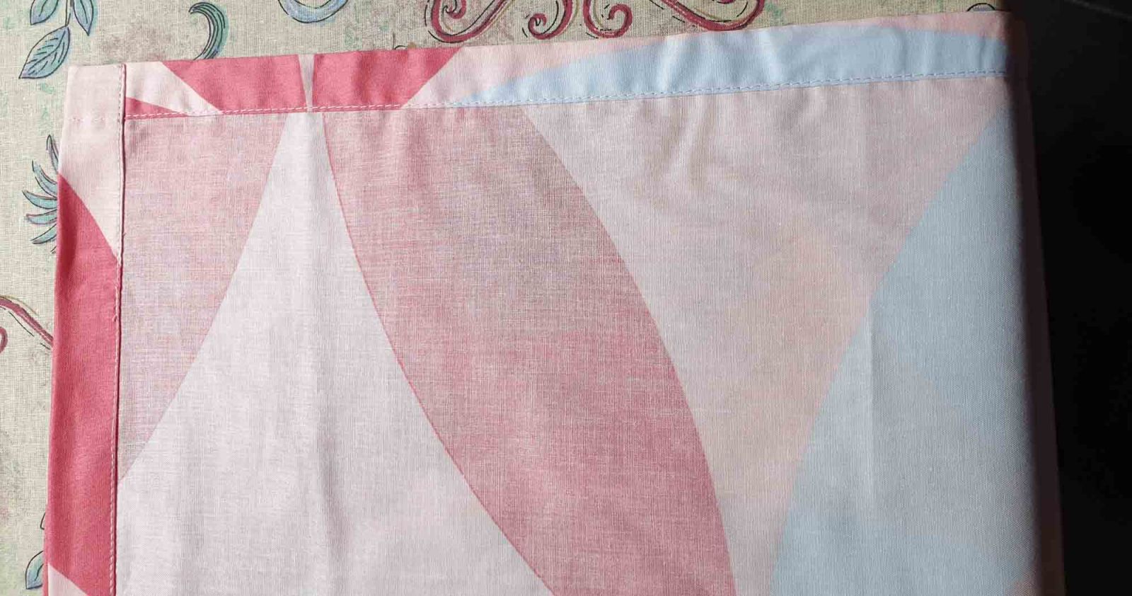 Der Saum der kurzen Seite ist zu sehen, der noch abgeschnitten werden muss.