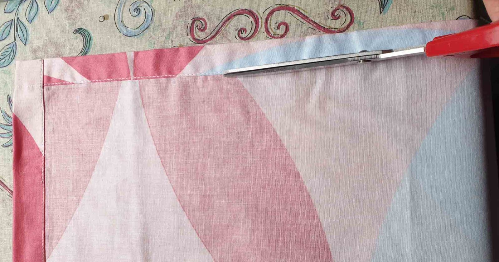 Der Saum der kurzen Seite wird mit einer Schere abgeschnitten.