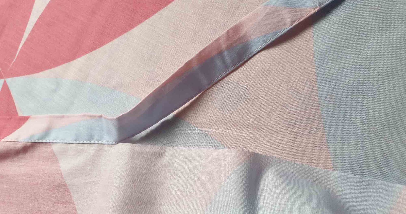 Der Saum der kurzen Stoffseite ist teilweise abgeschnitten.