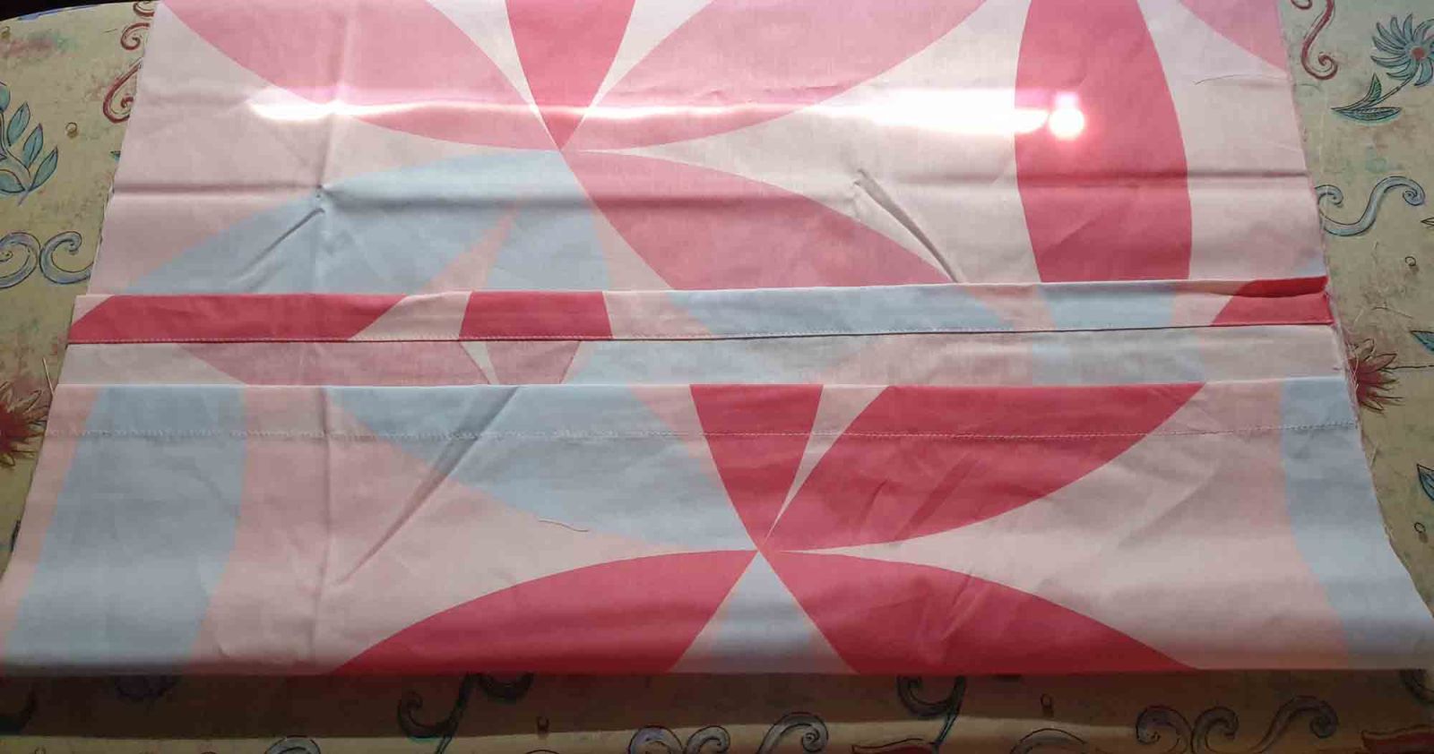 Die übereinanderliegenden Stoffteile mit den hübschen Verschlusskanten sind so verschoben, dass die Einstecköffnung nicht unten, sondern etwas nach oben verschoben liegt.