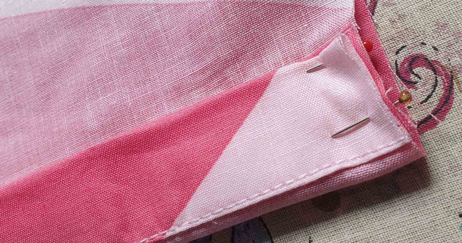 Die Außenseiten der Verschlusskanten wurden mit Stecknadeln zusammengesteckt.