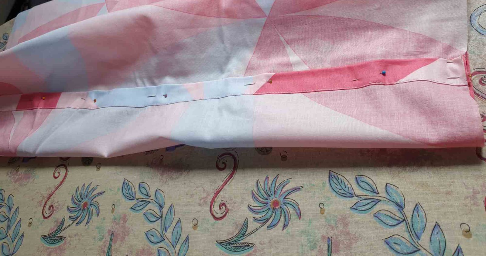 Die Verschlusskanten wurden komplett mit Stecknadeln zusammengesteckt.