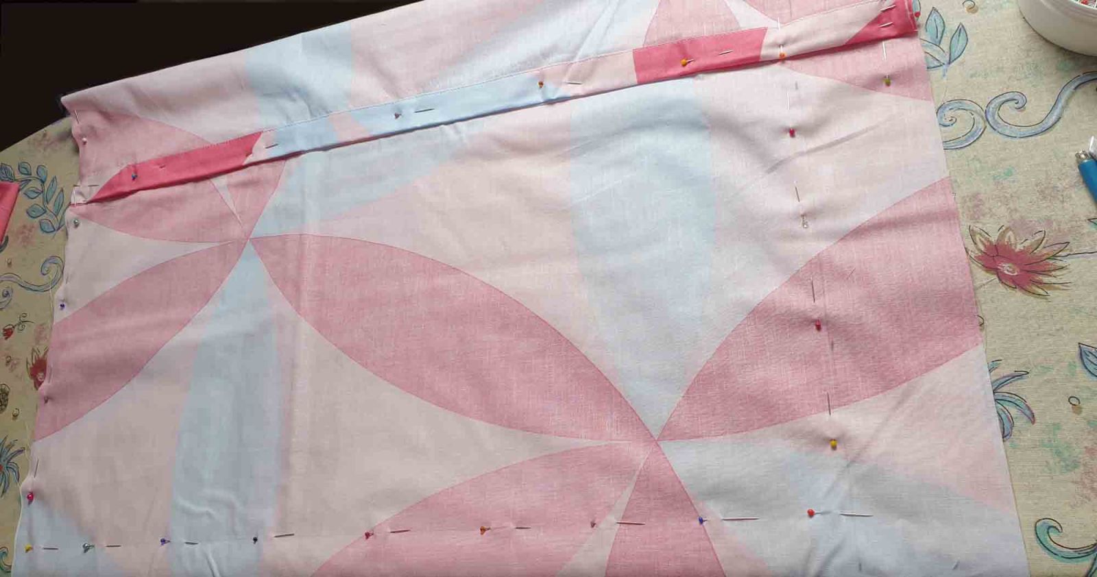 Die Stoffteile wurden so miteinander verbunden, dass die Kissenhüllengröße zu erkennen ist.