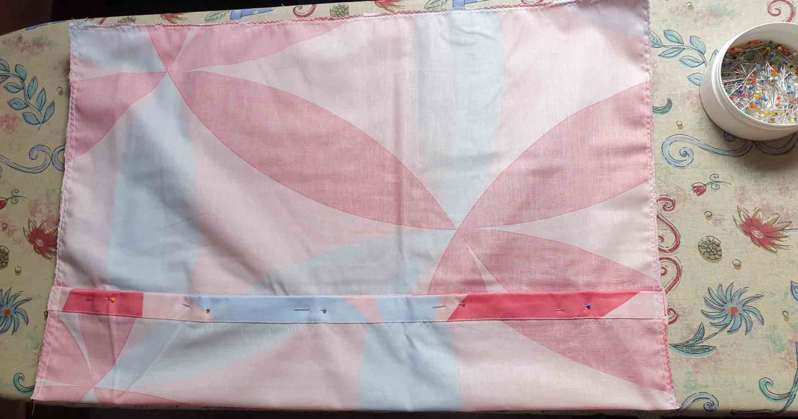 Der Bezug ist nun genäht und mit Zick-Zack-Naht gekettelt.