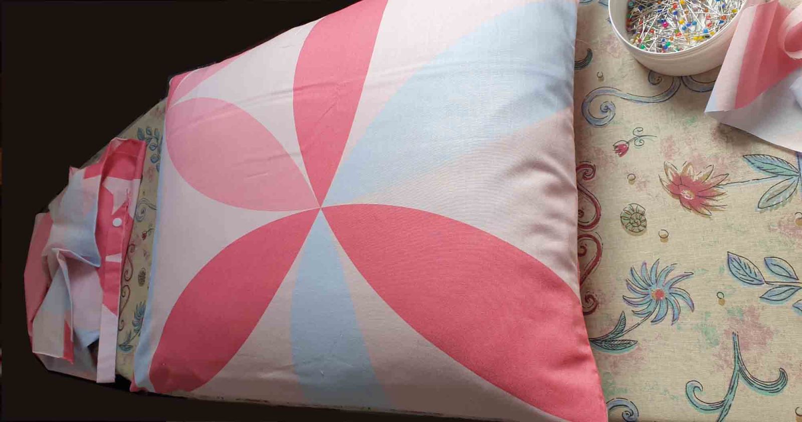 Das Kissen ist probeweise in den Bezug gesteckt worden. Ansicht von der Vorderseite.