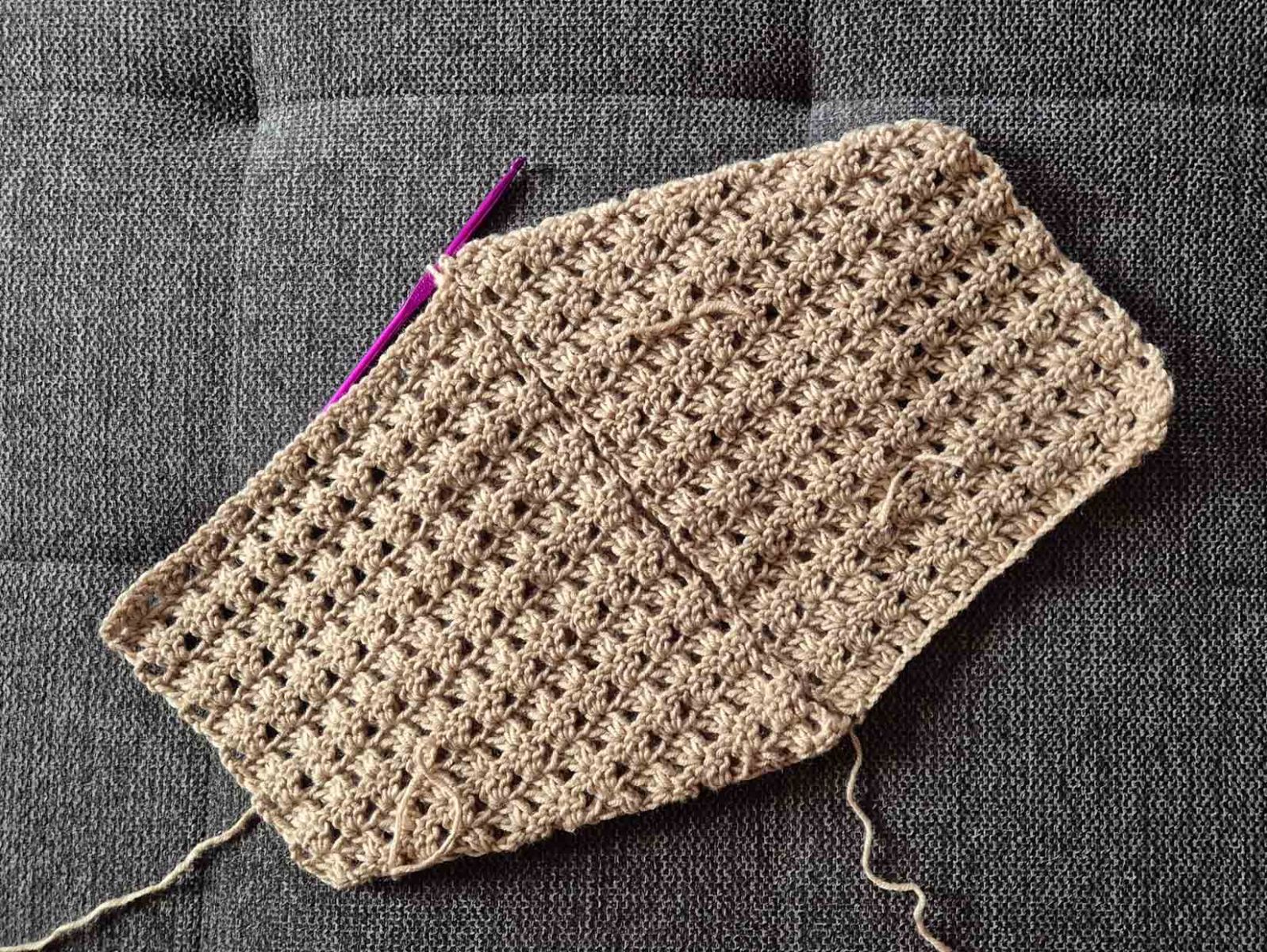 Die Ecken des beigen Rechteckes wurden umgeklappt und so geschoben, dass die Kanten aneinander treffen.