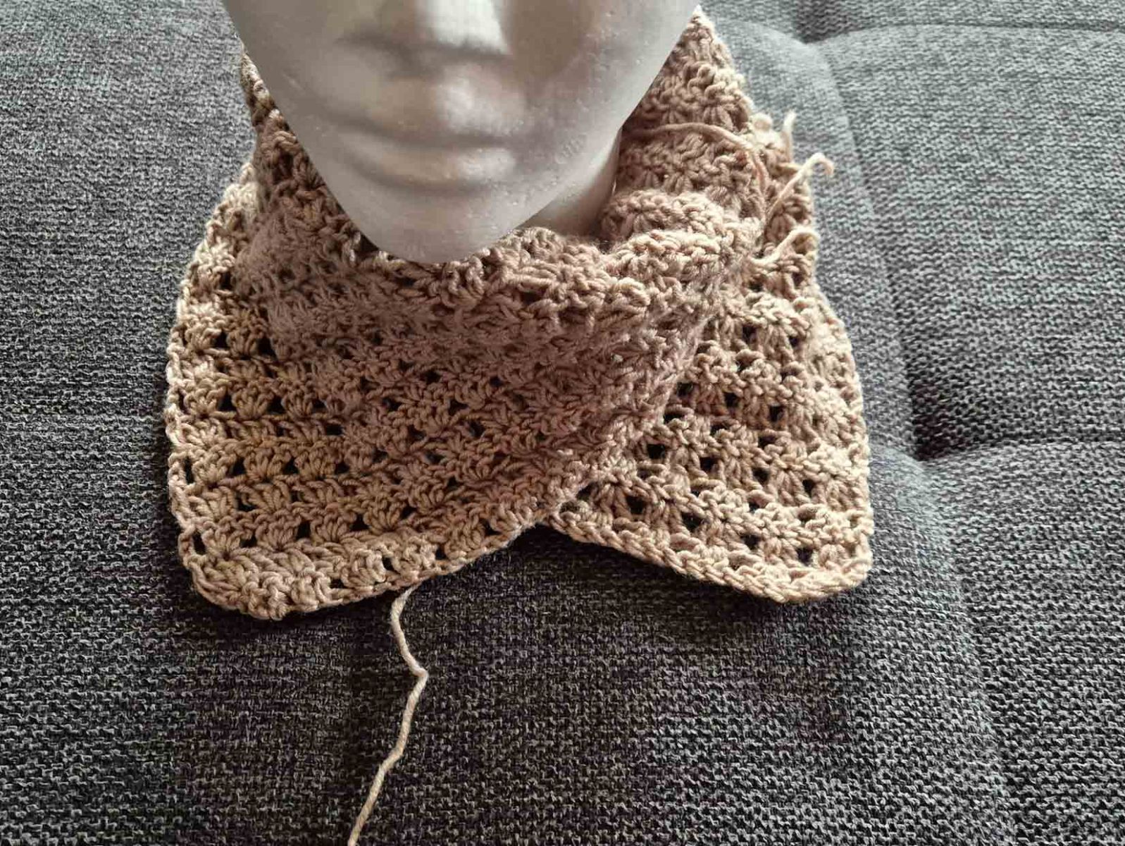 Der Schal wurde geklapp und der Styropor-Kopf hat nun den Klappschal schön angezogen.