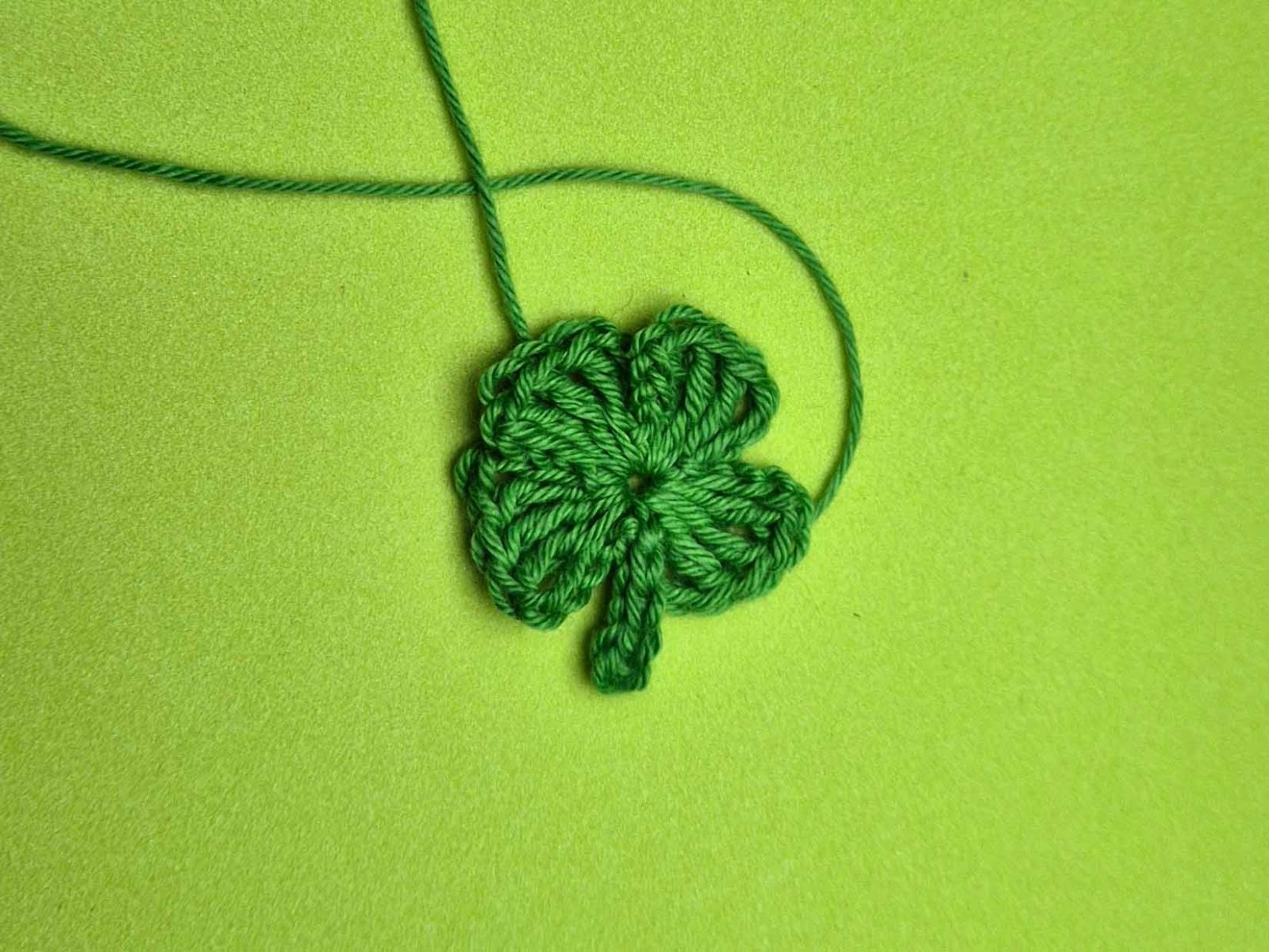 Ein Kleeblatt gehäkelt ist zu sehen.