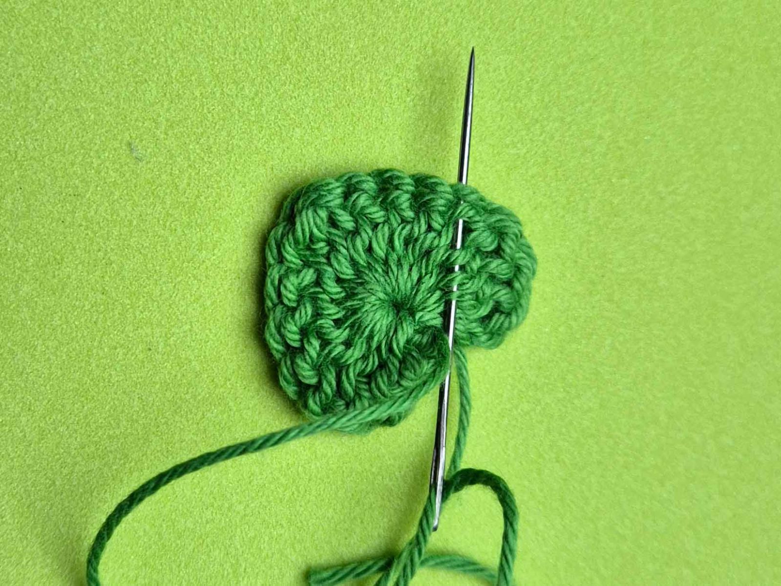 Das Bild zeigt die Nähnadel, die auf der Rückseite den Faden zum Vernähen der Einzelteile durchsticht.