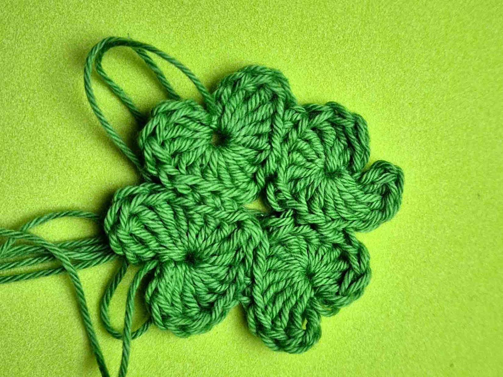 Die vier Kleeblätter sind fertig aneinander genäht, die Fäden jedoch noch nicht vernäht.