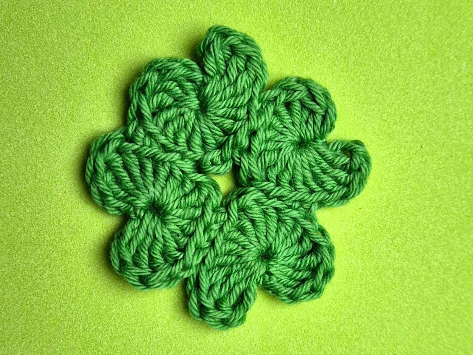 Die vier Kleeblätter sind fertig aneinander genäht, die Fäden sind vernäht.