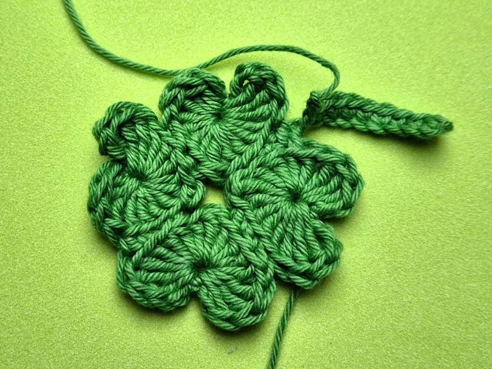 Der Stängel wurde gehäkelt, ist aber noch nicht vollständig befestig.