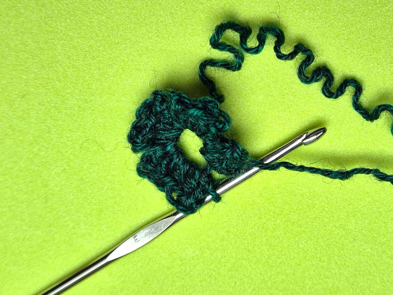 Alle 4 Blätter des Kleeblattes sind gehäkelt.