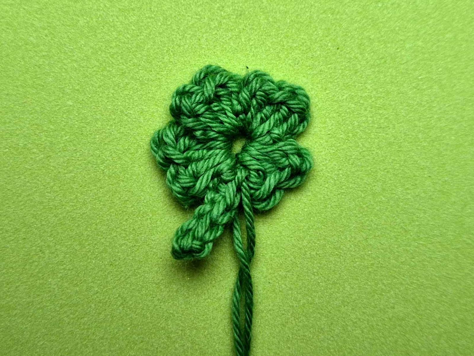 Ein Kleeblatt gleicher Art mit anderem Garn wurde gehäkelt.