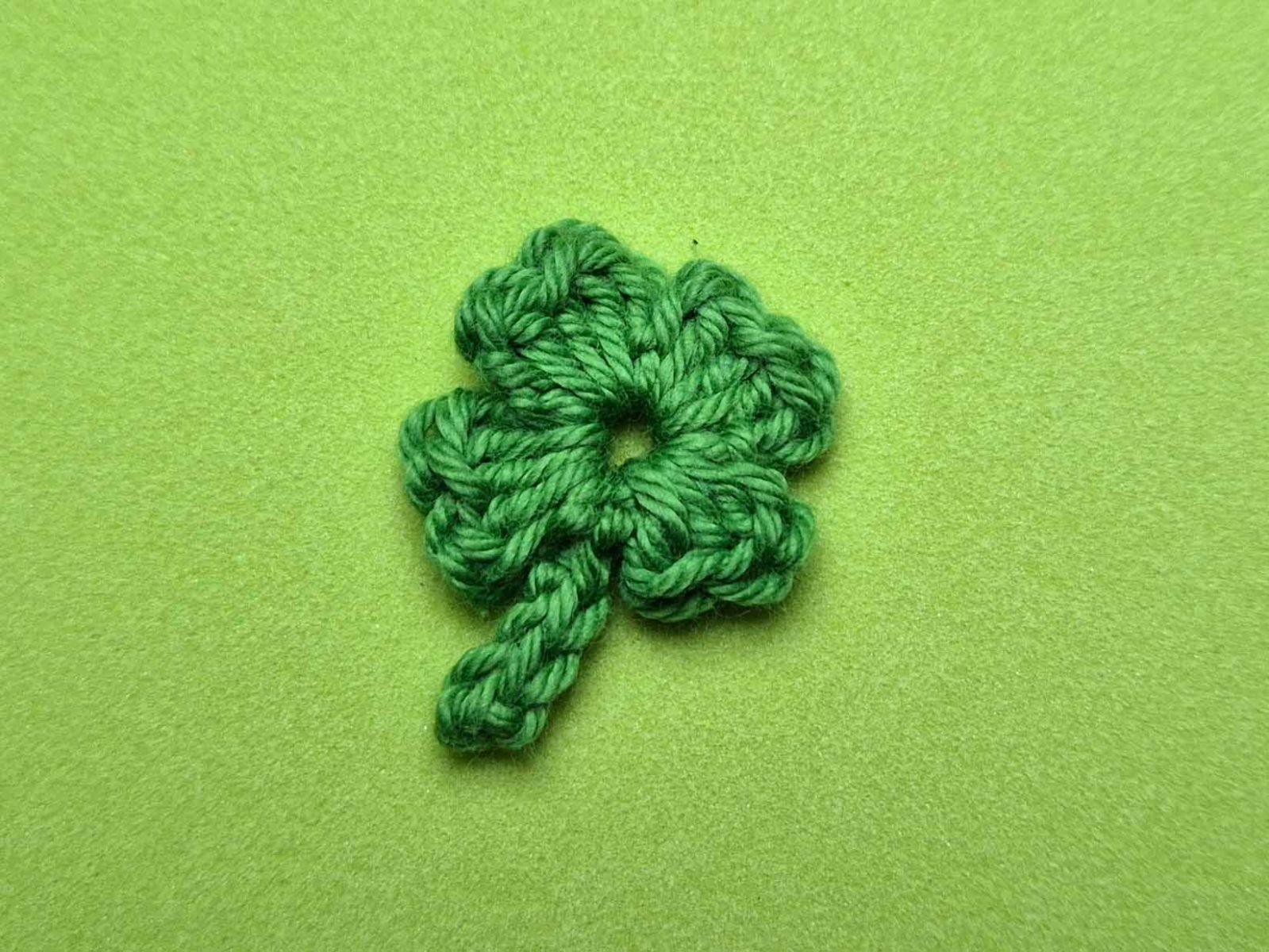 Das Kleeblatt in voller Schönheit mit vernähten Fäden, so wie es benutzt werden kann.