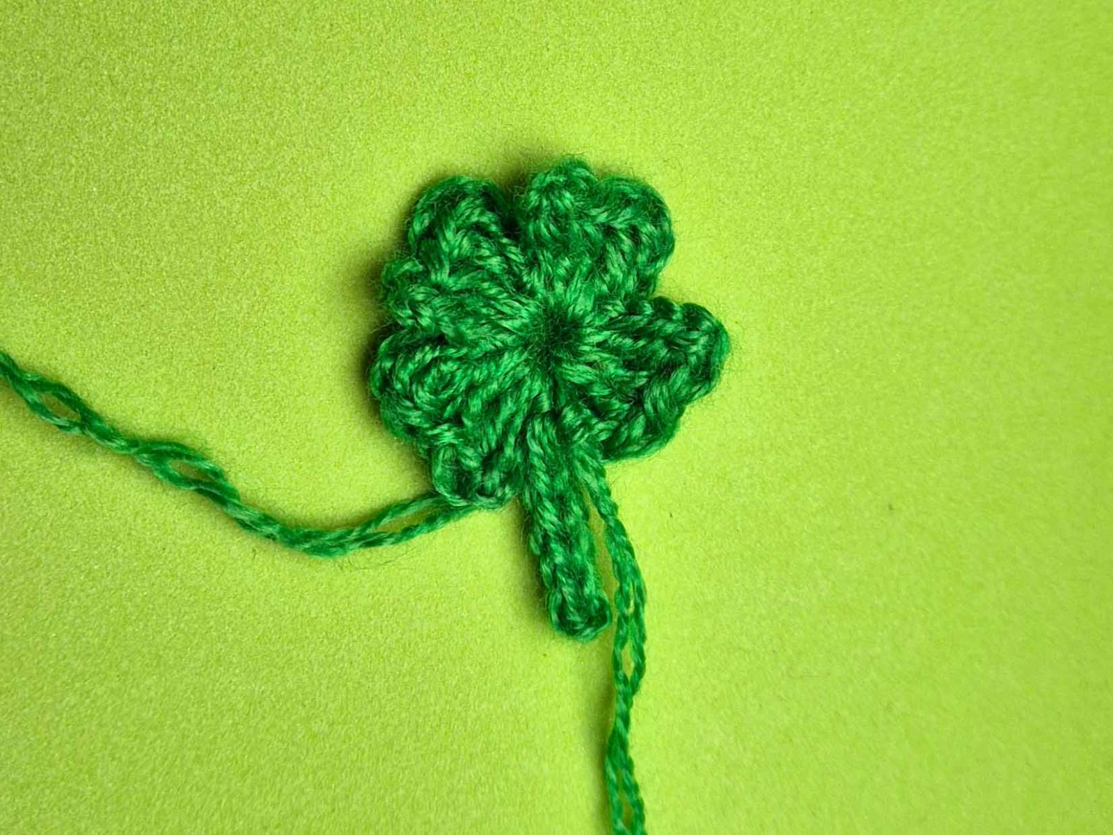 Das Kleeblatt ist fertig gehäkelt, die Fäden müssen noch vernäht werden.