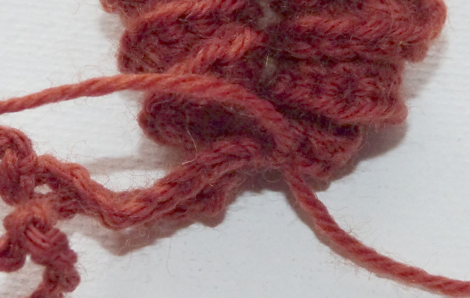 Blog-Inhaltsbild für 'Glückshäschen häkeln, kostenlose Anleitung (Fotos für Linkshänder*innen)'