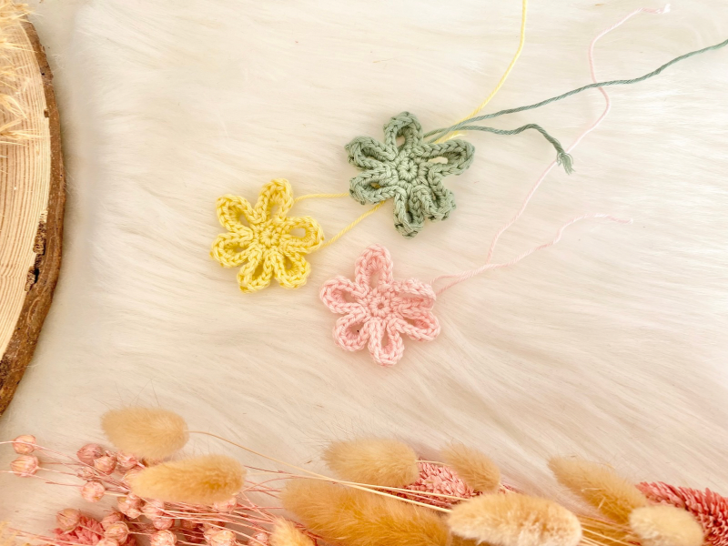 Blog-Inhaltsbild für 'Frühlingstürkranz, kostenlose Häkelanleitung von Wolldiamant'