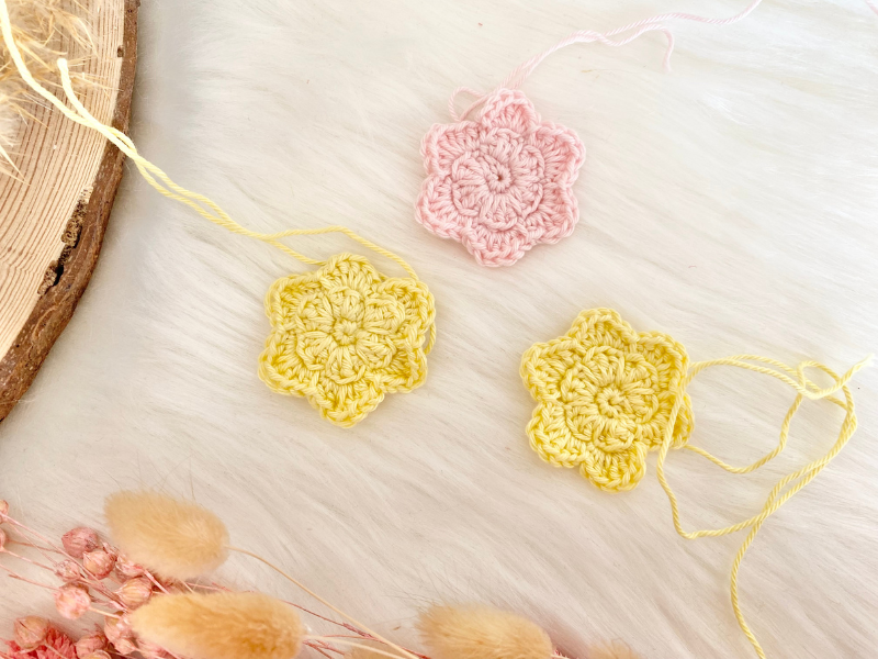 Blog-Inhaltsbild für 'Frühlingstürkranz, kostenlose Häkelanleitung von Wolldiamant'