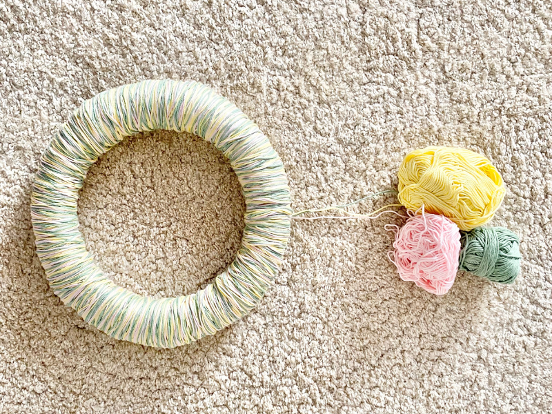 Blog-Inhaltsbild für 'Frühlingstürkranz, kostenlose Häkelanleitung von Wolldiamant'