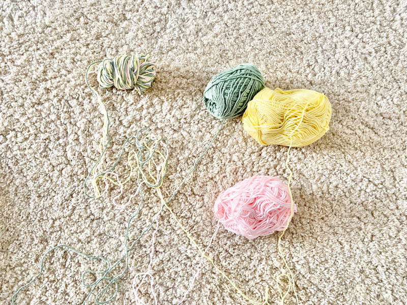 Blog-Inhaltsbild für 'Frühlingstürkranz, kostenlose Häkelanleitung von Wolldiamant'