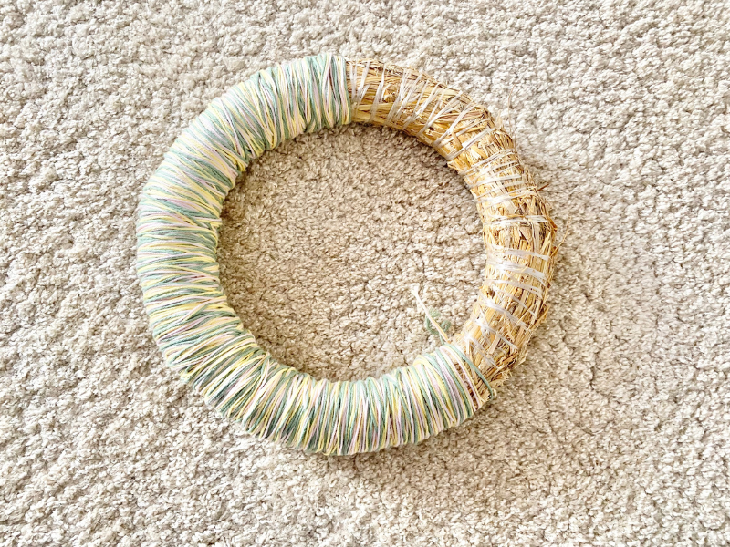 Blog-Inhaltsbild für 'Frühlingstürkranz, kostenlose Häkelanleitung von Wolldiamant'