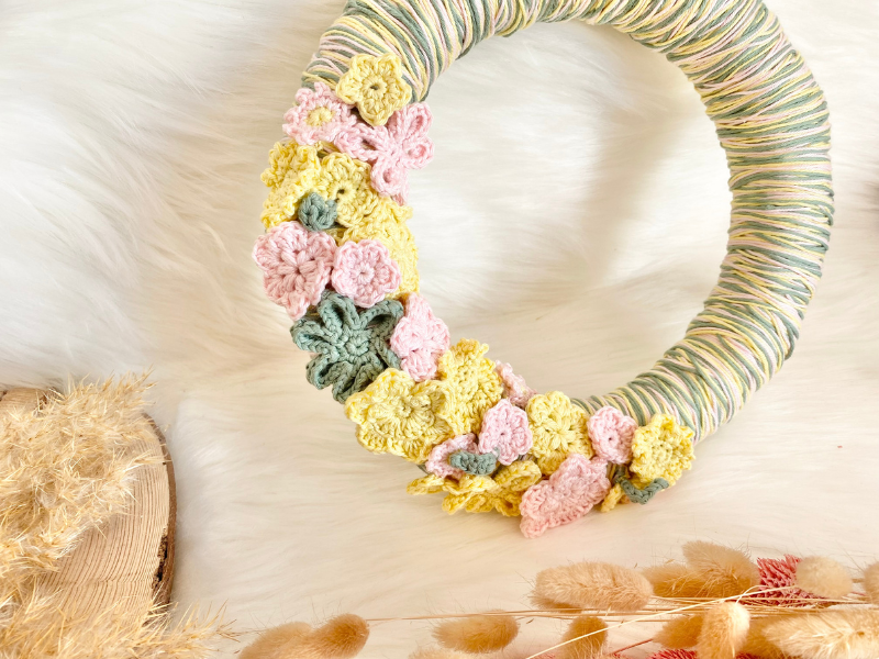 Blog-Inhaltsbild für 'Frühlingstürkranz, kostenlose Häkelanleitung von Wolldiamant'
