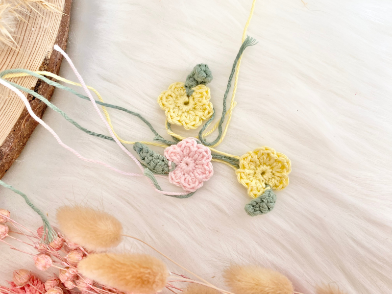 Blog-Inhaltsbild für 'Frühlingstürkranz, kostenlose Häkelanleitung von Wolldiamant'