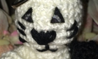 Blog-Inhaltsbild für 'Kostenlose Häkelanleitung - Kleines Kätzchen Schlüsselanhänger Taschenbaumler'