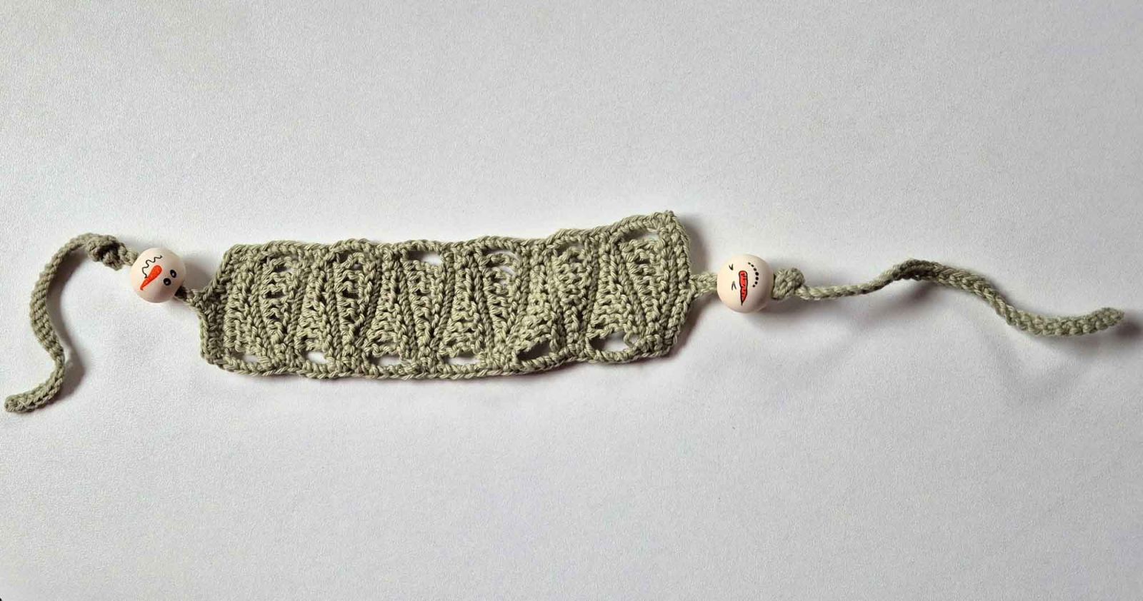 lesezeichen mit rechts und links je einer holzperle