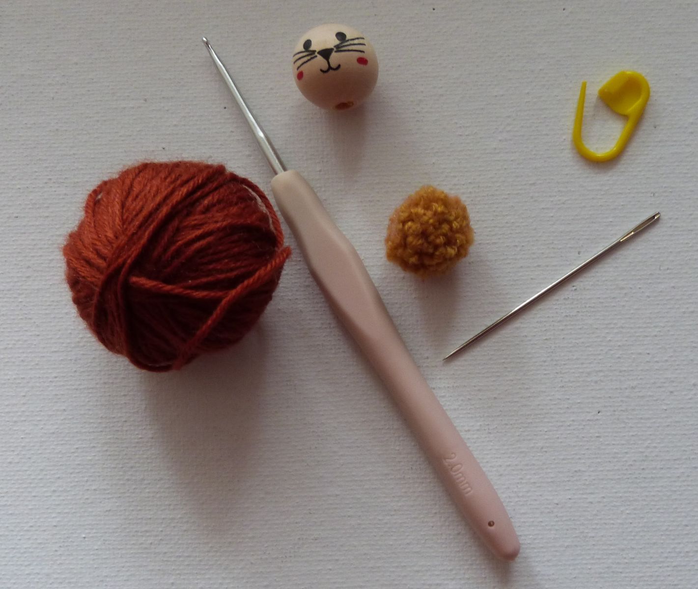 Blog-Inhaltsbild für 'Glückshäschen häkeln, kostenlose Anleitung (Fotos für Linkshänder*innen)'