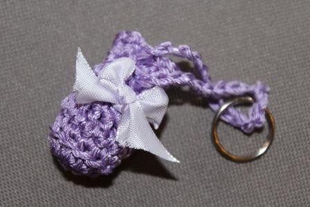 Blog-Inhaltsbild für 'Gratis Häkelanleitung für einen Mini-Handtaschenbeutel als Schlüsselanhänger'