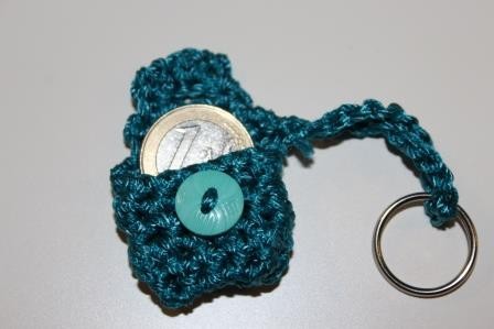 Blog-Inhaltsbild für 'Gratis Häkelanleitung für eine Mini Clutch als Schlüsselanhänger'