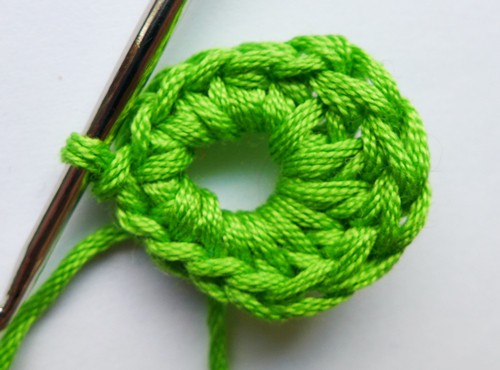 Blog-Inhaltsbild für 'Kostenlose Häkelanleitung: Dahlie mit Blatt'