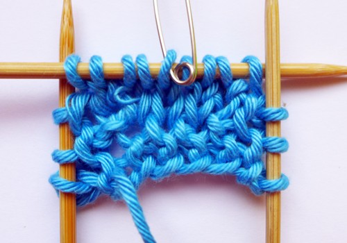 Blog-Inhaltsbild für 'Kostenlose Strickanleitung: Zipfelmütze und Dreiecktuch für Kinder 2 - 4 Jahre'