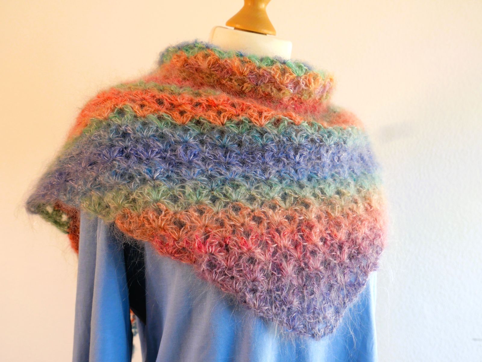 Blog-Inhaltsbild für 'Minischals, Maxispaß: Häkelideen für trendige Schals/ Kostenlose Anleitung für den Minischal Candy'