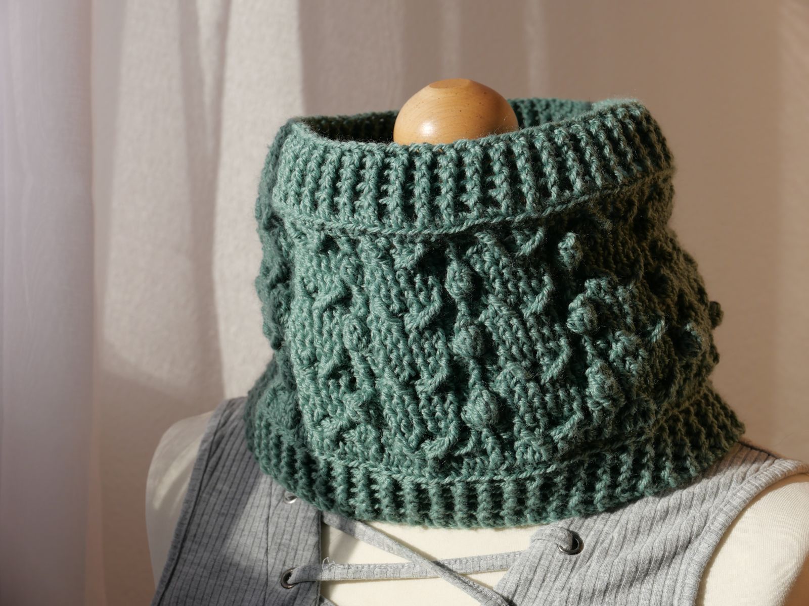 Blog-Inhaltsbild für 'Vom historischen Detail zum modernen Blickfang: Kostenlose Häkelanleitung für ein Jabot'