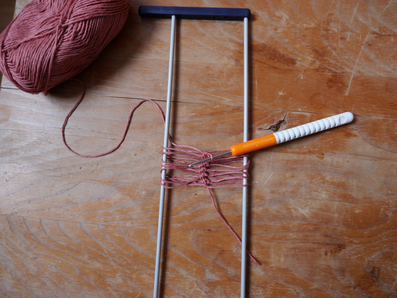 Blog-Inhaltsbild für 'Zeit für ein Comeback: Gabelhäkeln – eine fast vergessene Technik, die mein Herz im Sturm erobert hat'