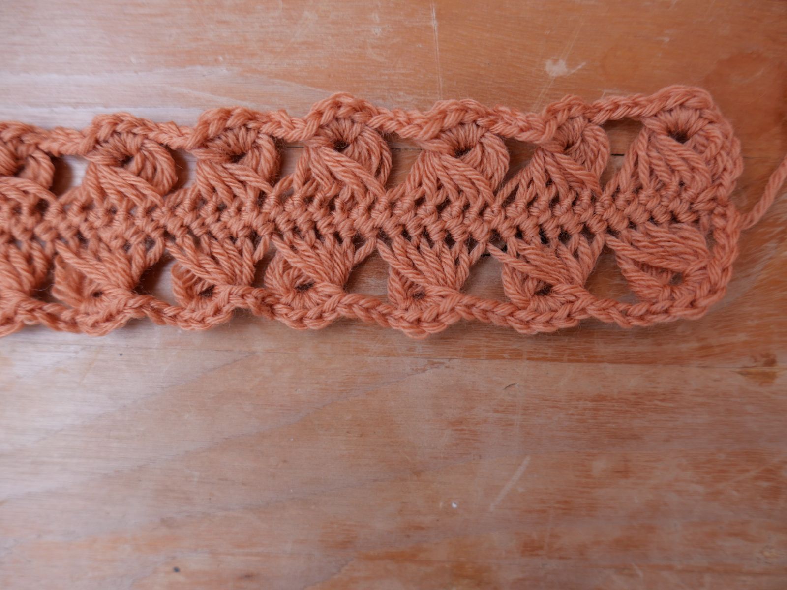 Blog-Inhaltsbild für 'Weil zusammen einfach schöner ist – Gabelhäkeln Teil 3: Schlingenbahnen verbinden Kostenlose Anleitung für einen eleganten Gabelhäkelschal'