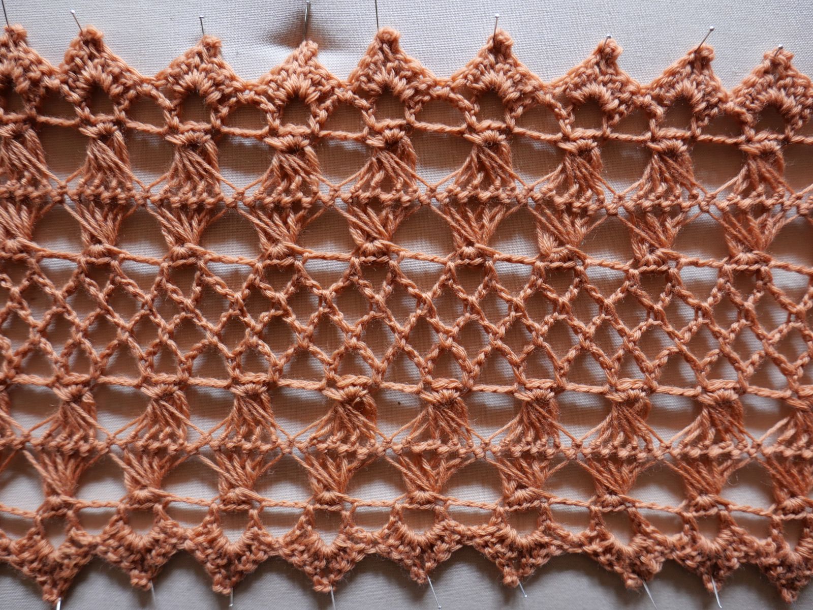 Blog-Inhaltsbild für 'Weil zusammen einfach schöner ist – Gabelhäkeln Teil 3: Schlingenbahnen verbinden Kostenlose Anleitung für einen eleganten Gabelhäkelschal'