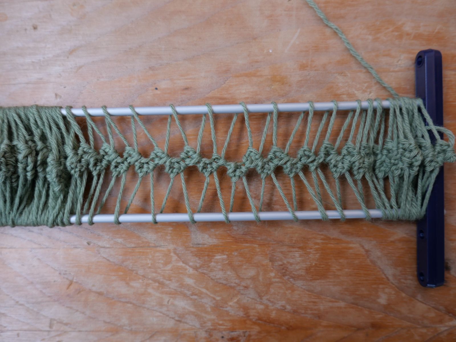 Blog-Inhaltsbild für 'Auf die inneren Werte kommt es an – Gabelhäkeln Teil 4: Die Mittelrippe kreativ gestalten Kostenlose Anleitung für einen luftig frischen Laceschal'