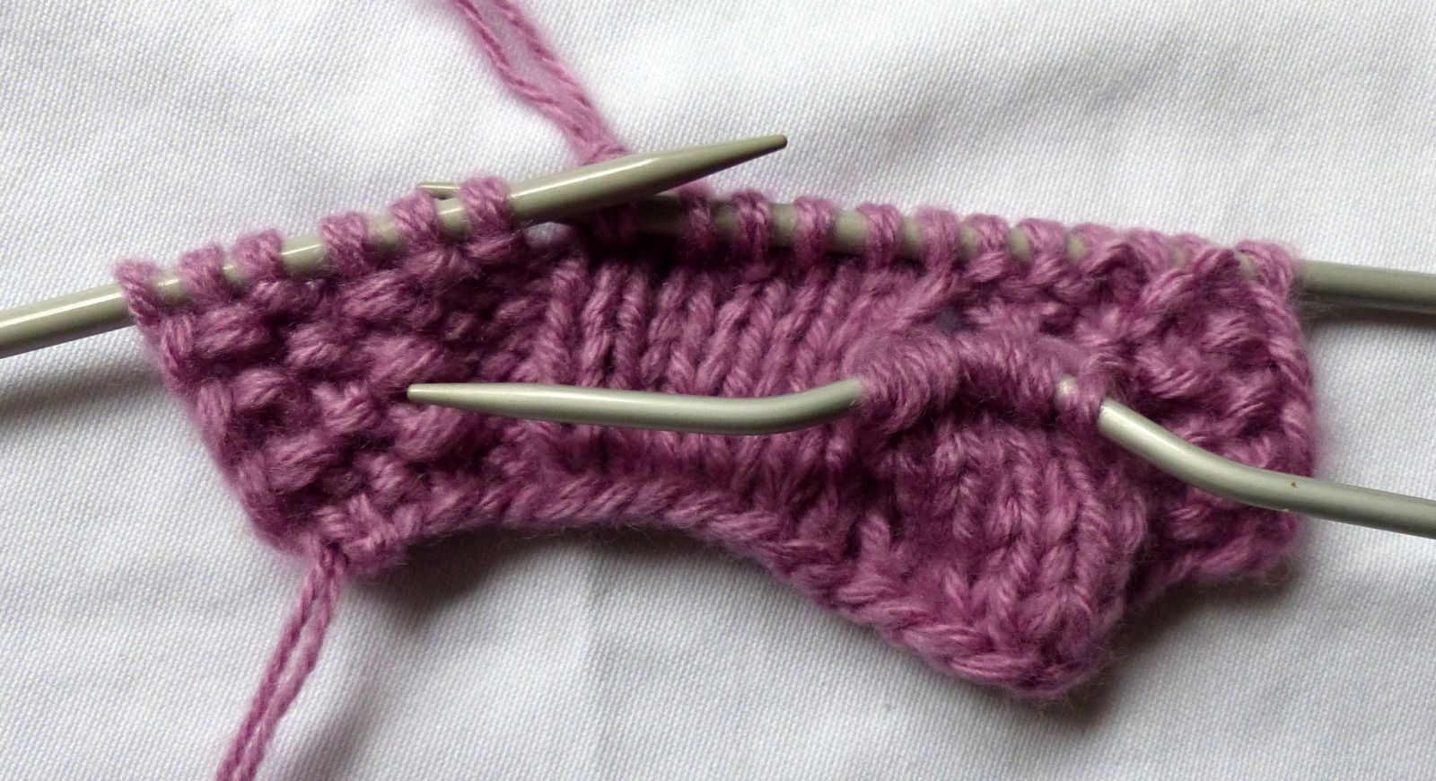 Blog-Inhaltsbild für 'Kostenlose Strickanleitung Stirnband "Warm Verzopft"'